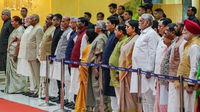 દેશના રાષ્ટ્રપતિ દ્રૌપદી મુર્મુએ સ્વતંત્રતા દિવસ નિમિત્તે મંગળવારે સાંજે રાષ્ટ્રપતિ ભવન ખાતે ઘરે-ઘરે રિસેપ્શનનું આયોજન કર્યું હતું. તેમાં ઉપરાષ્ટ્રપતિ જગદીપ ધનખર, પીએમ મોદી, કેન્દ્રીય કેબિનેટ સહિત અનેક મોટી હસ્તીઓએ ભાગ લીધો હતો.