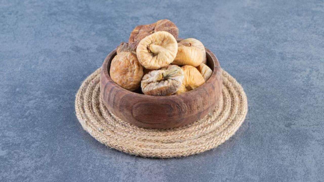 અંજીરનું વધુ પડતું સેવન કરવાથી પેટમાં દુખાવાની ફરિયાદ થઈ શકે છે. અંજીરનું વધુ પડતું સેવન કરવાથી ઝાડા થઈ શકે છે. અંજીરનું વધુ પડતું સેવન કરવાથી આંતરડામાં સોજો આવી શકે છે, (જાહેર ચેતવણી : આ લેખમાં આપવામાં આવેલી તમામ માહિતી, જાણકારીના હેતુ માટે લખવામાં આવી છે. સ્વાસ્થ્ય સંબંધિત કંઈપણ અનુસરતા પહેલા કૃપા કરીને નિષ્ણાતની સલાહ લો.)