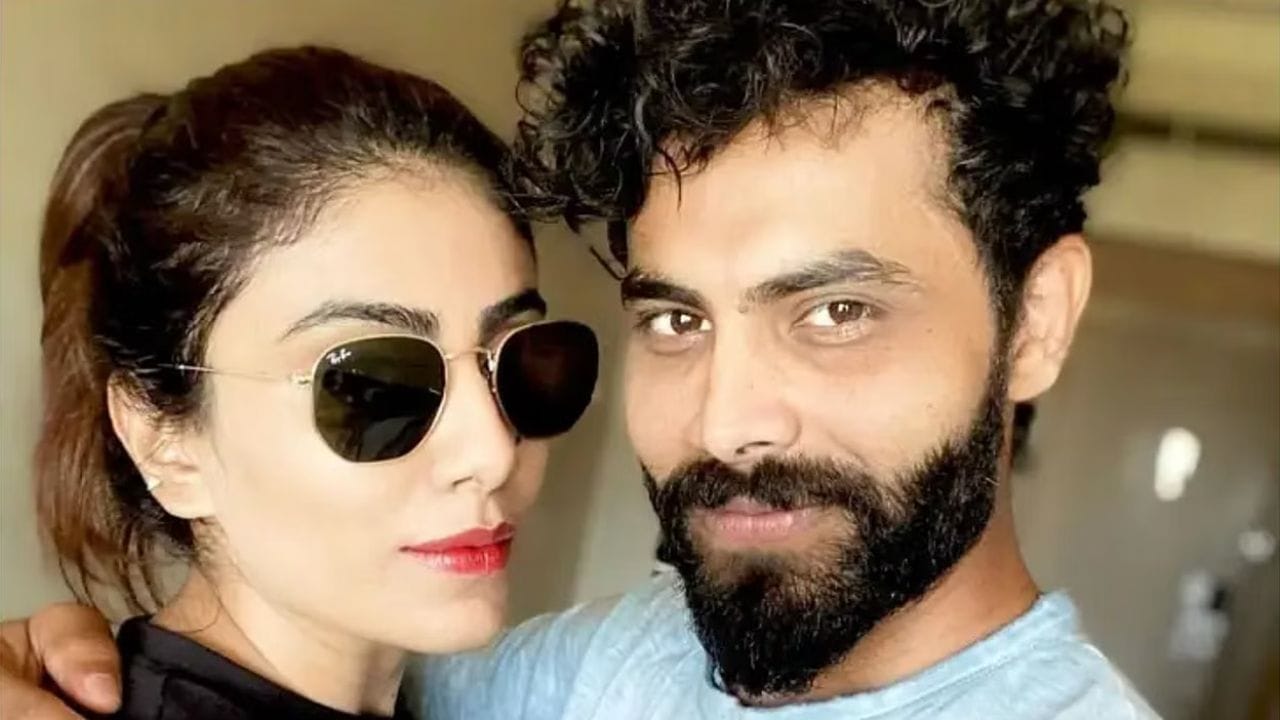 વાબા જાડેજા સોશિયલ મીડિયા પર એક્ટિવ હોય છે અને અનેકવાર તેમના સામાજિક કાર્યોની સાથે પરિવાર અને રવીન્દ્ર જાડેજા સાથેની તસવીરો પોસ્ટ કરતા રહે છે.