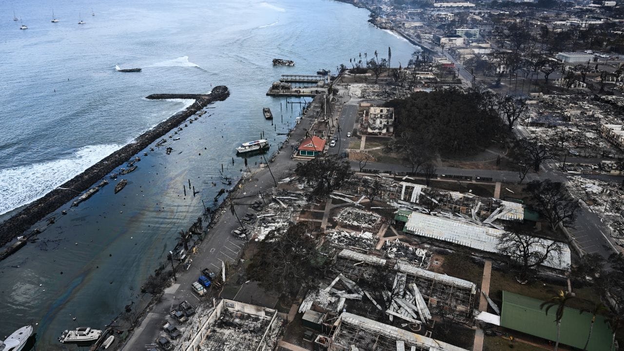 રિપોર્ટ અનુસાર આગ અને તેના કારણે નીકળતા ધુમાડાને કારણે ઘણા લોકો દરિયામાં કૂદી પડ્યા હતા. રાષ્ટ્રપતિ બાઈડને કહ્યું કે આ આગ હવાઈ પ્રાંતમાં મોટી દુર્ઘટના છે.