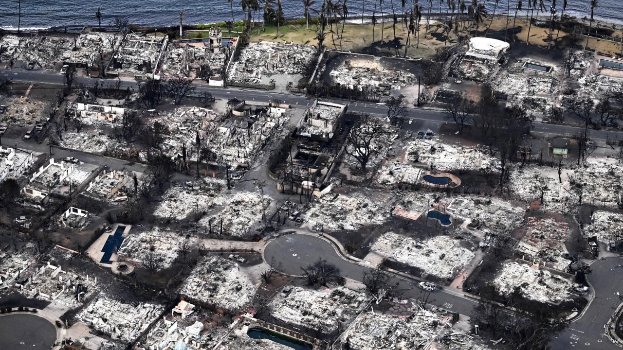 અમેરિકાના પેસિફિક મહાસાગરની મધ્યમાં સ્થિત Hawaii ટાપુઓનું જંગલ સળગી રહ્યું છે. તેની ચપેટમાં આવવાથી ઘણા લોકો મૃત્યુ પામ્યા છે.  રાષ્ટ્રપતિ જો બાઈડને હવે આ આગને મોટી આફત જાહેર કરી છે.