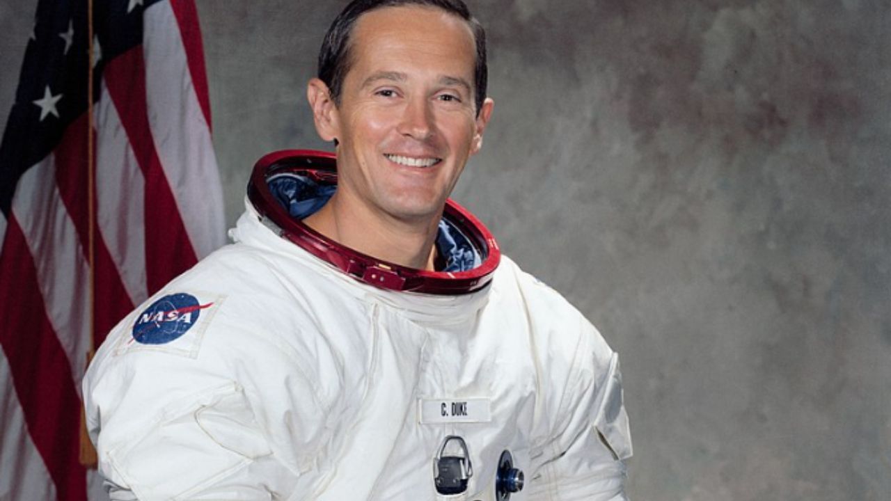 10. ચાર્લ્સ ડ્યુક પણ એપોલો 16 મિશન દ્વારા જ્હોન યંગ સાથે ચંદ્ર પર પહોંચ્યા હતા. ચંદ્ર પર પગ મૂકનાર તે 10મા વ્યક્તિ હતા. ડ્યુક ચંદ્ર પર પગ મૂકનાર સૌથી યુવા વ્યક્તિ હતા. તે માત્ર 36 વર્ષ 201 દિવસની ઉંમરે ચંદ્ર પર પગ મૂક્યો હતો.જે પણ 20 કલાક ચંદ્ર પર રહ્યા હતા.