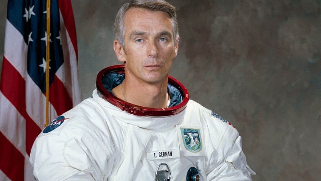 11. યુજીન સેર્નન અમેરિકન અવકાશયાત્રી હતા અને તેમણે એપોલો 17 મિશન હેઠળ ચંદ્ર પર પગ મૂક્યો હતો. ચંદ્ર પર પગ મૂકનાર તે 11મા વ્યક્તિ હતા. તે ચંદ્ર પર પોતાના પગના નિશાન છોડનાર છેલ્લી વ્યક્તિ પણ છે.જે પણ 22 કલાક ચંદ્ર પર રોકાયા હતા.