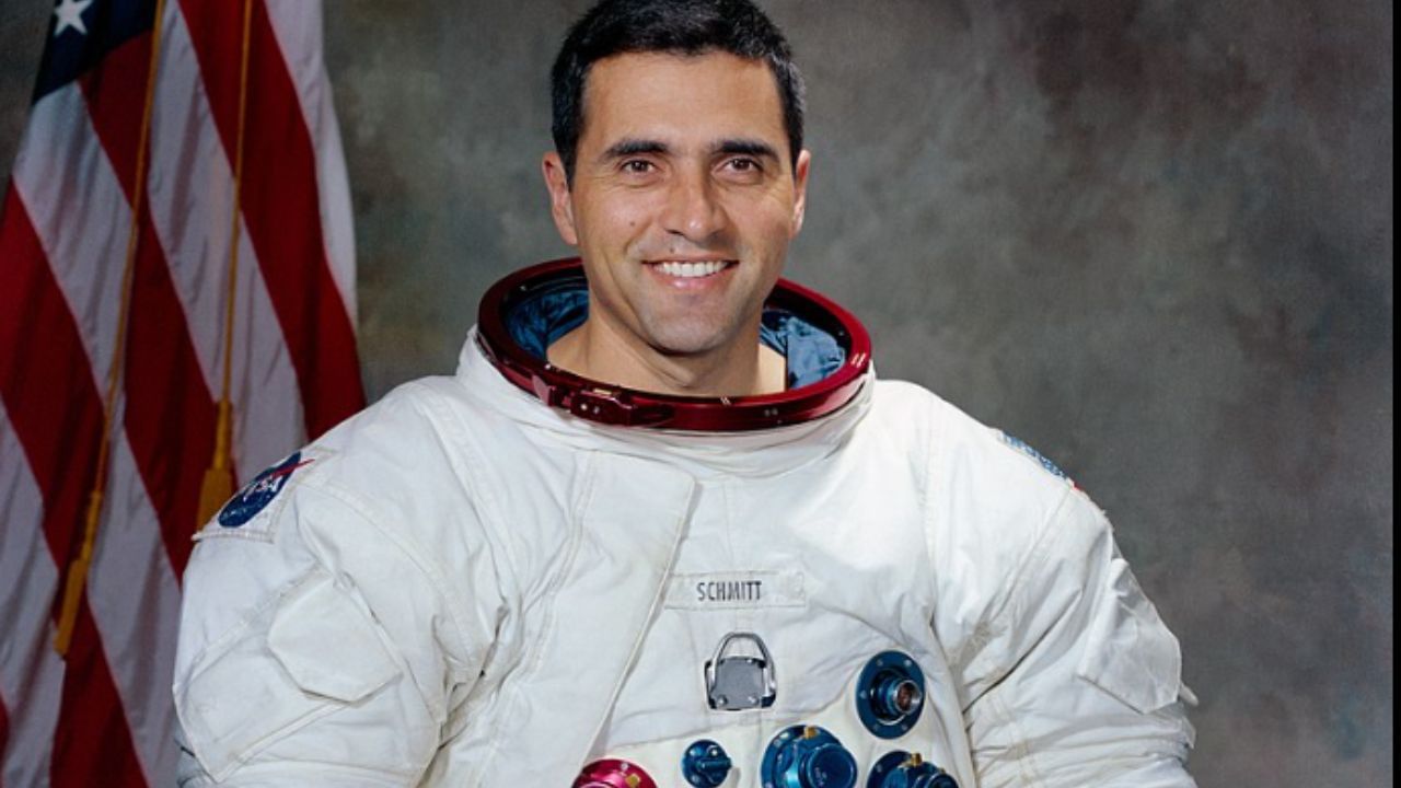 12. હેરિસન શ્મિટ ચંદ્ર પર ચાલનારા 12મા વ્યક્તિ છે. તેઓ એપોલો 17 મિશન હેઠળ ચંદ્ર પર ગયા હતા. આ મિશન પછી, તેમણે 1975 માં નાસામાંથી નિવૃત્તિ લીધી. તેમણે યુનિવર્સિટીમાં બાળકોને ભણાવવાનું કામ પણ કર્યું છે.