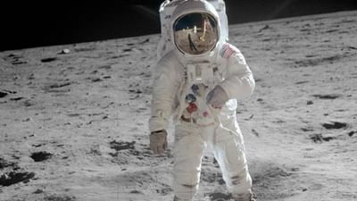 પૃથ્વી પરથી જોવામાં આવે ત્યારે ચંદ્ર ખૂબ જ સુંદર લાગે છે. અવકાશયાત્રી નીલ આર્મસ્ટ્રોંગ 20 જુલાઈ, 1969ના રોજ ચંદ્રની સપાટી પર પગ મૂકનાર પ્રથમ વ્યક્તિ હતા. જો કે નીલ આર્મસ્ટ્રોંગ વિશે તો બધા જાણે છે. પરંતુ શું તમે જાણો છો કે તેમના સિવાય અન્ય 11 લોકો એવા છે જેમણે ચંદ્રની ભૂમિને સ્પર્શ કર્યો છે. જોકે આ બધાએ 1969થી 1973 ની વચ્ચે ચંદ્ર પર ગયા હતા જેમાંથી 8 લોકોના મૃત્યુ થઈ ચૂક્યા છે. આ સાથે તે 12 લોકો માના 2 લોકો NASAના હતા જ્યારે અન્ય લોકો નેવી અને એર ફોર્સના હોવાની જાણકારી છે 