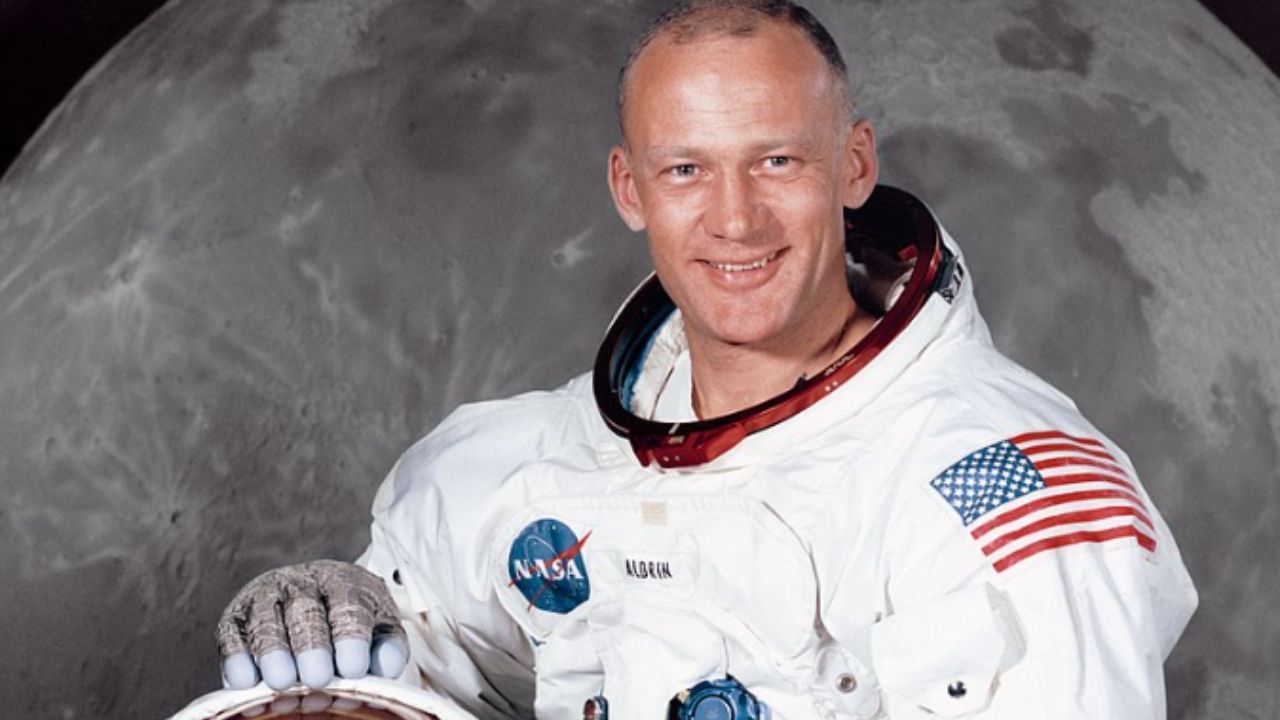2. બઝ એલ્ડ્રિન એપોલો 11 મિશન દરમિયાન નીલ આર્મસ્ટ્રોંગની સાથે હતા. ચંદ્ર પર પગ મૂકનાર તે વિશ્વનો બીજા વ્યક્તિ હતા. તે ભૂતપૂર્વ અમેરિકન અવકાશયાત્રી, એન્જિનિયર અને ફાઇટર પાઇલટ છે. એલ્ડ્રિન એપોલો 11 ના છેલ્લા ક્રૂ સભ્ય છે જેઓ પણ 2.31 કલાક સુધી ચાંદ પર રહ્યા હતા અને પરિક્ષણ કર્યુ હતુ.
