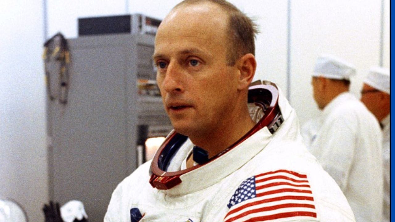 3. પીટ કોનરાડ ચંદ્ર પર પગ મૂકનાર ત્રીજા વ્યક્તિ હતા. અમેરિકાએ નવેમ્બર 1969માં એપોલો 12 મિશન મોકલ્યું, જેના દ્વારા કોનરાડ ચંદ્ર પર પહોંચ્યા. કોનરાડ 1962માં નાસાના બીજા અવકાશયાત્રી વર્ગમાં પસંદ થયા હતા.જે 7 કલાક અને 45 મીનિટ સુધી ચાંદ પર રહ્યા હતા. જેઓનું વર્ષ 1999માં માર્ગ અકસ્માતમાં અવસાન થયું હતું.