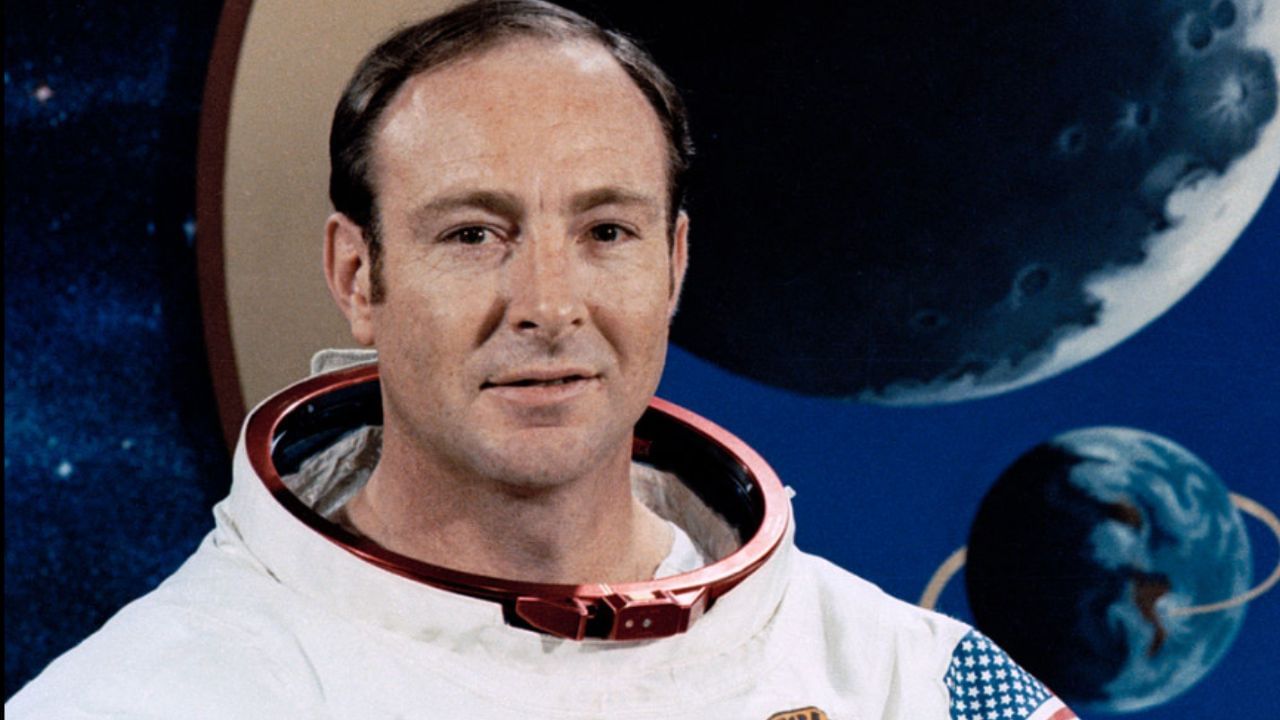 6. એડગર મિશેલે એપોલો 14 મિશન હેઠળ ચંદ્ર પર પગ મૂક્યો અને આમ કરનાર તે છઠ્ઠા વ્યક્તિ બન્યા. તેમણે ફ્રે મૌરો હાઇલેન્ડ પ્રદેશમાં ચંદ્રની સપાટી પર 9 કલાક કામ કર્યું.