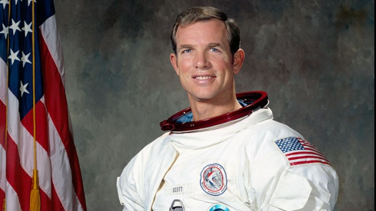 7. ડેવિડ સ્કોટ એપોલો 15 મિશન દ્વારા ચંદ્ર પર ગયા હતા. તે અમેરિકન ટેસ્ટ પાઇલટ અને નાસાના અવકાશયાત્રી હતા. સ્કોટ ચંદ્ર પર પગ મૂકનાર સાતમી વ્યક્તિ હતા. જે 18 કલાક અને 33 મીનિટ સુધી ચંદ્ર પર રહ્યા હતા. સ્કોટ ત્રણ વખત અવકાશમાં જઈ આવ્યા છે.