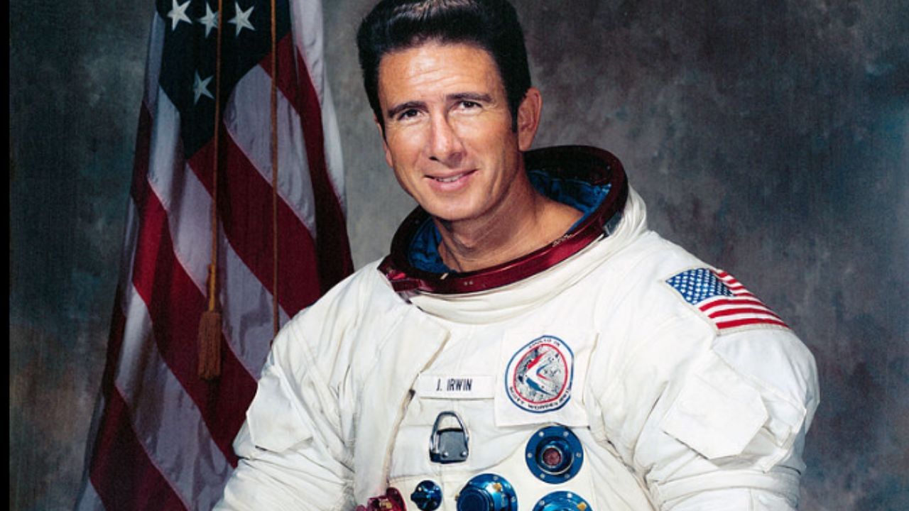 8. જેમ્સ ઈરવિન ચંદ્ર પર ચાલનાર આઠમા વ્યક્તિ હતા. તે એપોલો 15 મિશન દ્વારા ચંદ્ર પર પહોંચ્યા હતો. ઈરવિન એરફોર્સમાં પાઈલટ હતા. તે પણ 18.30 કલાક ત્યાં રોકાયા હતા. વર્ષ 1991માં 61 વર્ષની વયે તેમનું અવસાન થયું હતું.