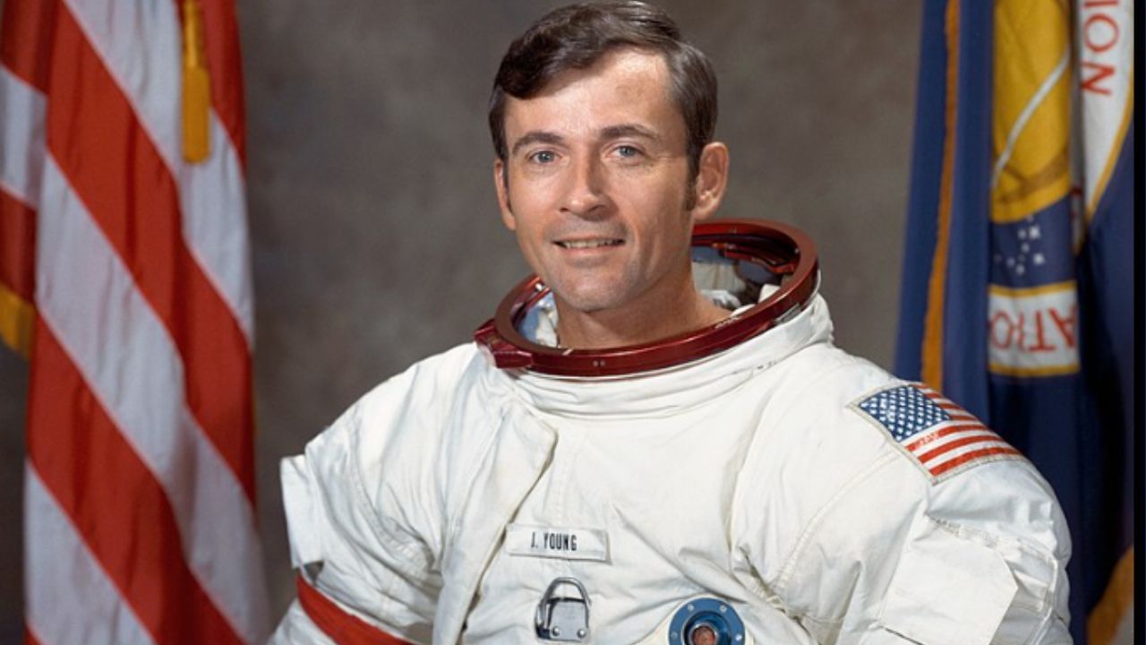 9. જ્હોન યંગે નાસાના એપોલો 16 મિશન હેઠળ ચંદ્ર પર ઉડાન ભરી હતી.જેઓ 20 કલાક ચંદ્ર પર રહ્યા હતા. તેઓ એપોલો 16 મિશનના કમાન્ડર તરીકે 1972માં ચંદ્ર પર ચાલનારા નવમા વ્યક્તિ બન્યા હતા. 2018માં તેમનું અવસાન થયું હતું.