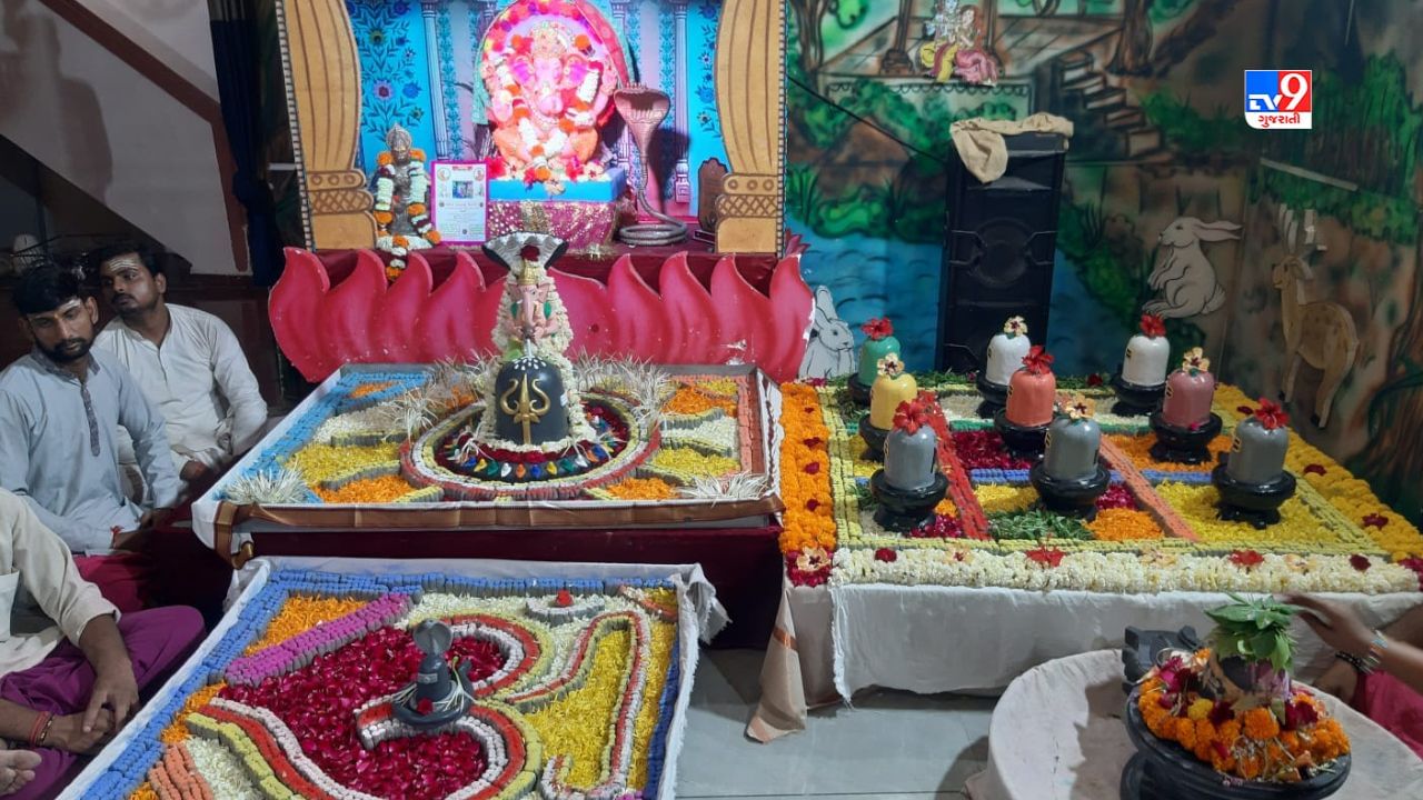 આજે શ્રાવણ મહિનાના છેલ્લો દિવસ છે. શિવાલયોમાં ભીડ જોવા મળી રહી છે. ત્યારે અમદાવાદના મેઘાણીનગરમાં ધર્માત્મા કુટિર ખાતે પણ વિશેષ રીતે ઉજવણી કરાઇ.