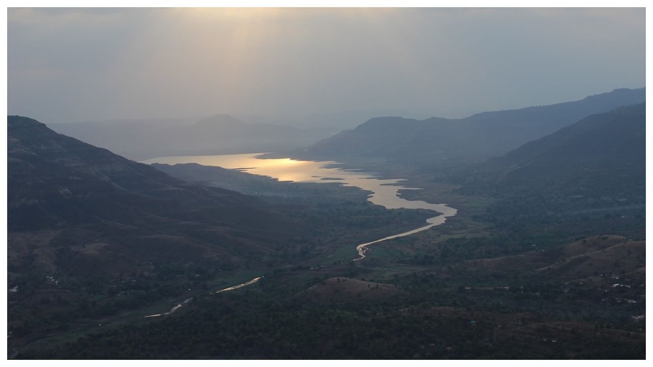 કર્જત: તમે વીકએન્ડ પર કર્જત જઈ શકો છો. ચોમાસાની સિઝનમાં તમે ઝરમર વરસાદની સાથે પહોડોના સુંદર નજારાનો આનંદ માણી શકો છો. વોટર ફોલ અને પર્વતોનું પ્રાકૃતિક સૌદર્ય તમને મંત્રમુગ્ધ કરશે.