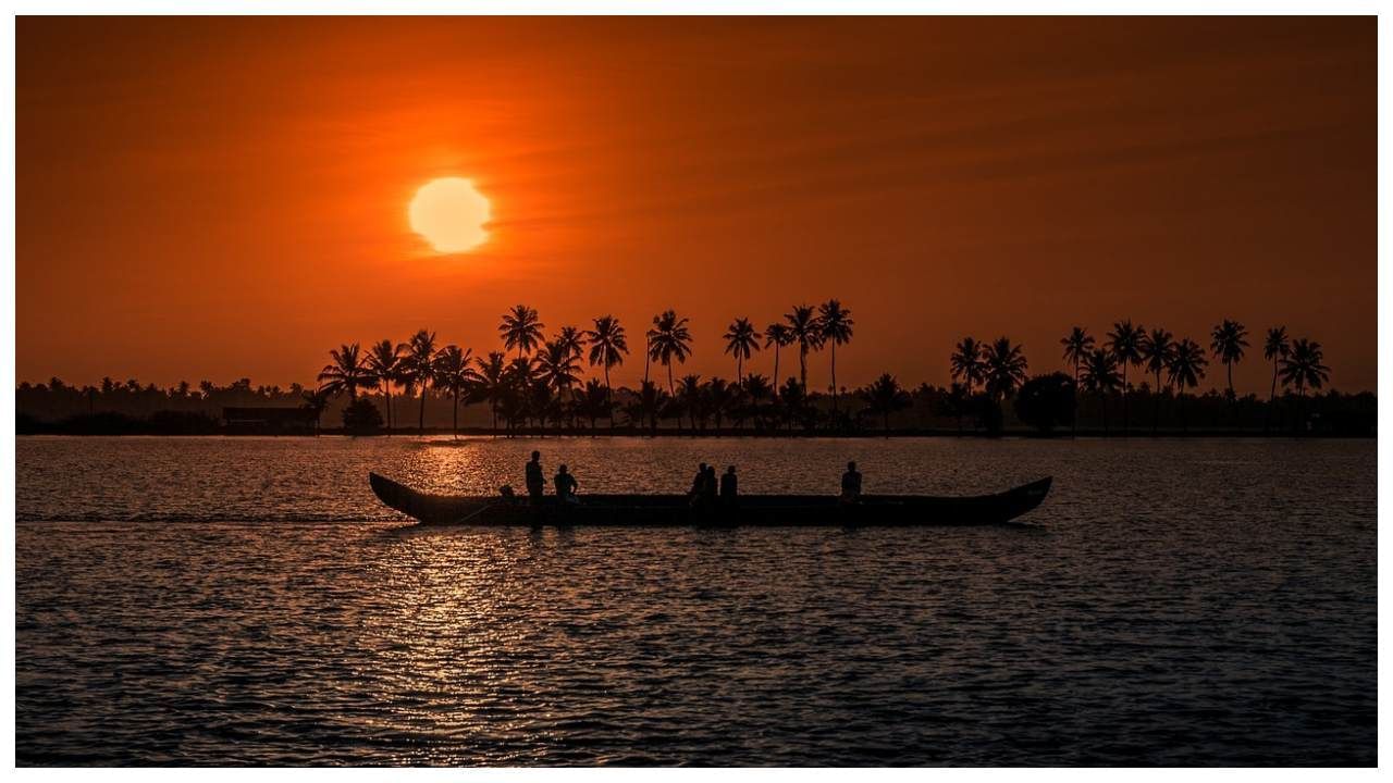 કેરળ: પ્રકૃતિ પ્રેમીઓ માટે કેરળ શ્રેષ્ઠ સ્થળ છે. લીલાછમ કુદરતી દ્રશ્યો વચ્ચે તમે અહીં પ્રી-વેડિંગ શૂટ કરાવી શકો છો. અહીં તમે બેકવોટરમાં હાઉસ બોટમાં ફરતી વખતે ફોટોશૂટનો આનંદ પણ લઈ શકો છો.