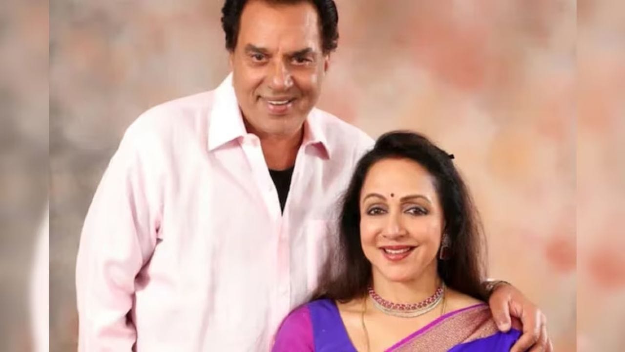 બોલિવૂડના પ્રખ્યાત અભિનેતા ધર્મેન્દ્રએ 1980માં અભિનેત્રી હેમા માલિની સાથે લગ્ન કર્યા હતા. બંનેના લગ્નને 43 વર્ષ થઈ ગયા છે, જો કે બંને અલગ-અલગ રહે છે, પરંતુ હેમા માલિની હાલમાં રાજકારણમાં સક્રિય છે. હેમા ફેબ્રુઆરી 2004માં ભાજપના સભ્ય બન્યા હતા. હેમા રાજ્યસભાના સાંસદ રહી ચૂક્યા છે. તેઓ ઉત્તર પ્રદેશના મથુરાથી સાંસદ છે. 2019 માં, તેણી સતત બીજી વખત આ બેઠક પરથી ચૂંટણી જીતી હતી.