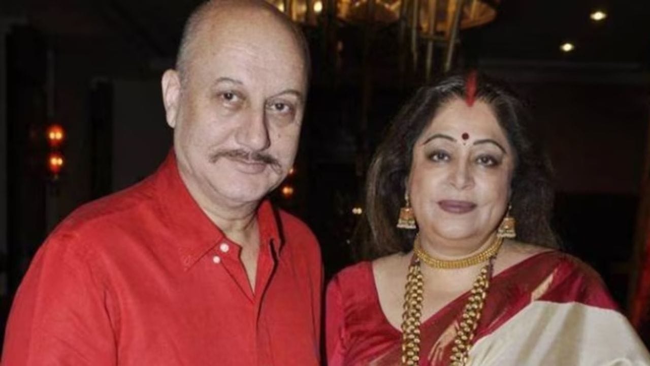 બોલીવુડના પ્રખ્યાત અભિનેતા અનુપમ ખેરની પત્ની કિરણ ખેર પણ રાજકારણમાં સક્રિય છે. બંનેના લગ્ન 1985માં થયા હતા. કિરણ ખેર હાલમાં ચંદીગઢથી ભાજપના સાંસદ છે. મે 2014 માં, કિરણ ખેર ભાજપમાં જોડાયા અને ચંદીગઢથી લોકસભાની ચૂંટણી લડીને સાંસદ બન્યા. તેમણે ચૂંટણીમાં કોંગ્રેસના પવન કુમાર બંસલને હરાવ્યા હતા.