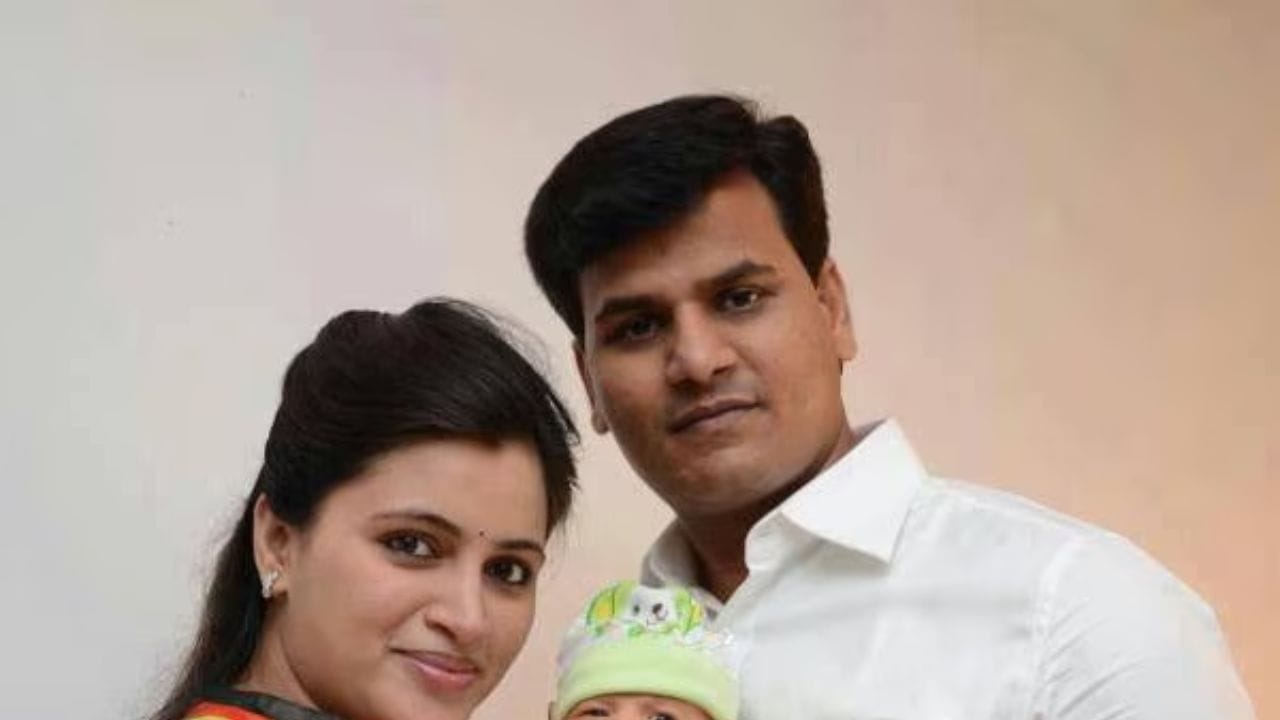 તેલુગુ સિનેમાની પ્રખ્યાત અભિનેત્રી નવનીત કૌર રાણાએ પણ એક રાજનેતા સાથે લગ્ન કર્યા છે. તેમના પતિ રવિ રાણા છે, જે મહારાષ્ટ્રના વિદર્ભમાં અમરાવતીથી ત્રીજી વખત અપક્ષ ધારાસભ્ય છે. લગ્ન બાદ નવનીત ફિલ્મોથી દૂર રહી હતી. બંનેને એક પુત્રી છે. નવનીત પોતે અમરાવતીથી અપક્ષ સાંસદ છે.