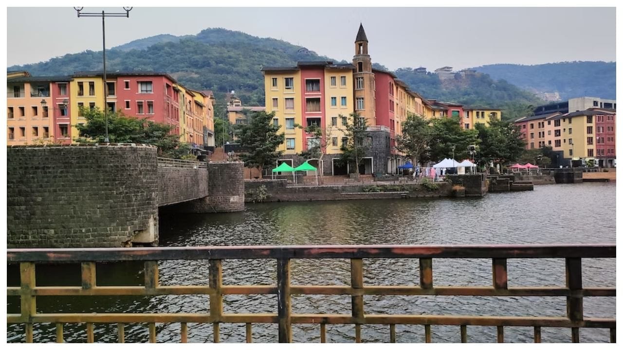 લવાસા: લવાસા એ પિકનિક માટેનું બેસ્ટ પ્લેસ છે. જો તમારે ભીડભાડથી દૂર શાંતિ અને ખુલ્લી હવામાં ફરવાનો આનંદ માણવો હોય તો તમે લવાસા જવાનો પ્લાન બનાવી શકો છો. તમે અહીં લોકલ ફૂડની પણ મજા લઈ શકો છો.