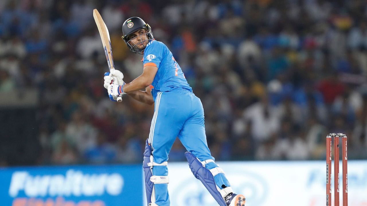 શુભમન ગિલે તેનું શાનદાર ફોર્મ ચાલુ રાખતા વધુ એક ફિફ્ટી ફટકારી હતી. તે તેના હોમ ગ્રાઉન્ડ પર સદી ફટકારવાનું ચૂકી ગયો હતો. તેણે 63 બોલમાં 74 રન ફટકારી ટીમને મજબૂત શરૂઆત અપાવી હતી. 