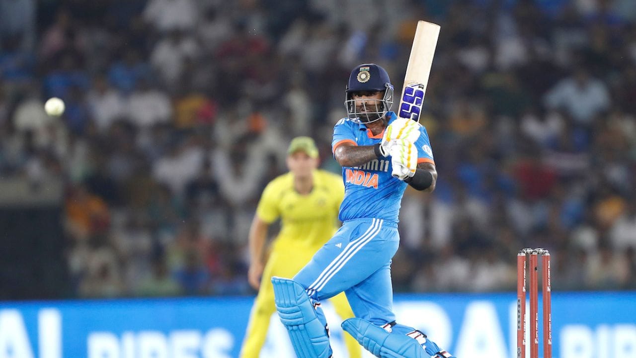 સૂર્યકુમાર યાદવે લાંબા સમય બાદ વનડે ફોર્મેટમાં ફિફ્ટી ફટકારી હતી. તેણે કેપ્ટન રાહુલ સાથે મળી મજબૂત ભાગીદારી કરી હતી, સાથે જ ફિફ્ટી પણ પૂર્ણ કરી હતી. સૂર્યાએ 49 બોલમાં 50 રન બનાવ્યા હતા. 