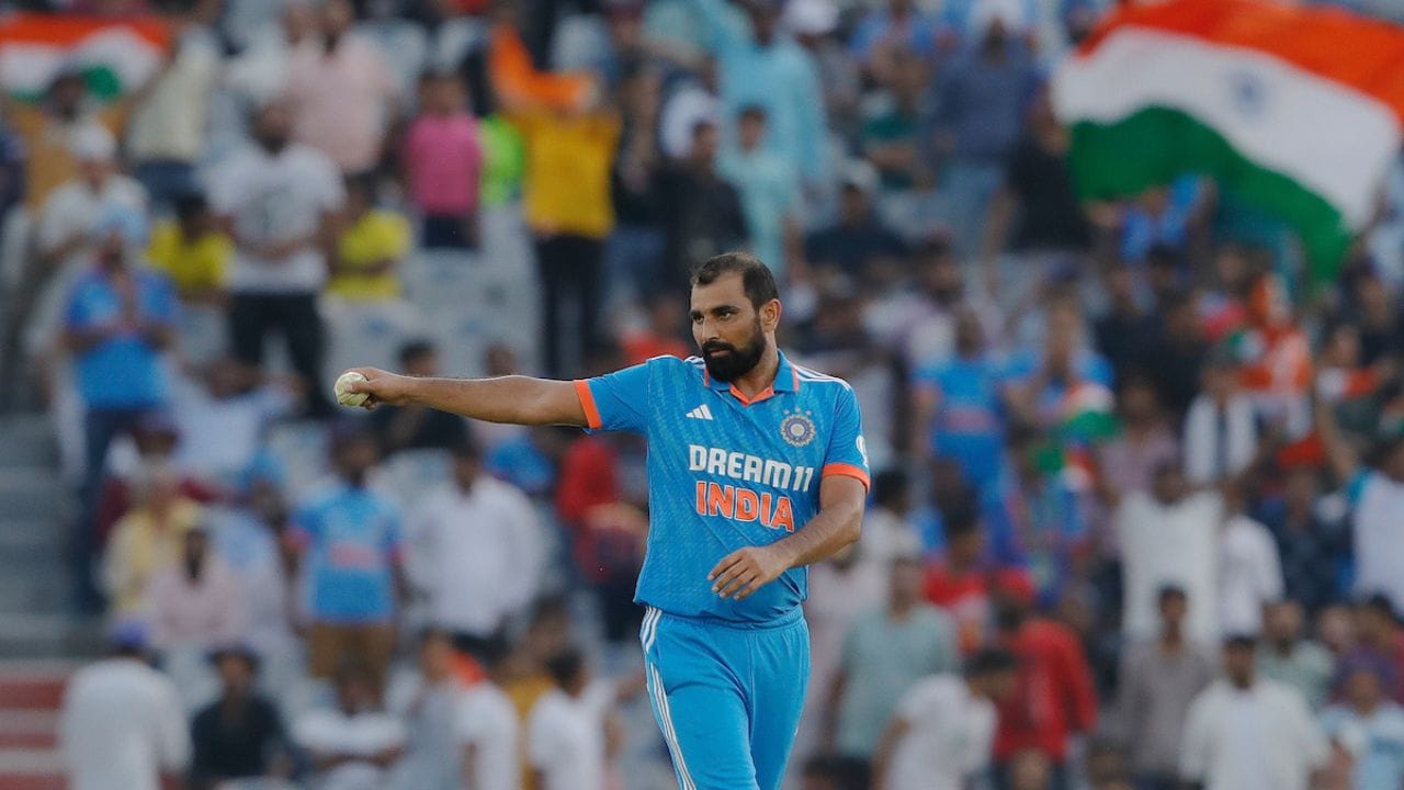 અનુભવી ફાસ્ટ બોલર મહોમ્મદ શમીને સિરાજના સ્થાને ટીમમાં સ્થાન મળ્યું હતું. તેણે પોતાના અનુભવનો ઉપયોગ કરી મજબૂત ઓસ્ટ્રેલિયન ટીમના સ્ટાર ખેલાડીઓને આઉટ કર્યા હતા. તેણે પાંચ વિકેટ લઈ ટીમને 276 રનમાં ઓલઆઉટ કરવામાં સૌથી મહત્વની ભૂમિકા ભજવી હતી. 