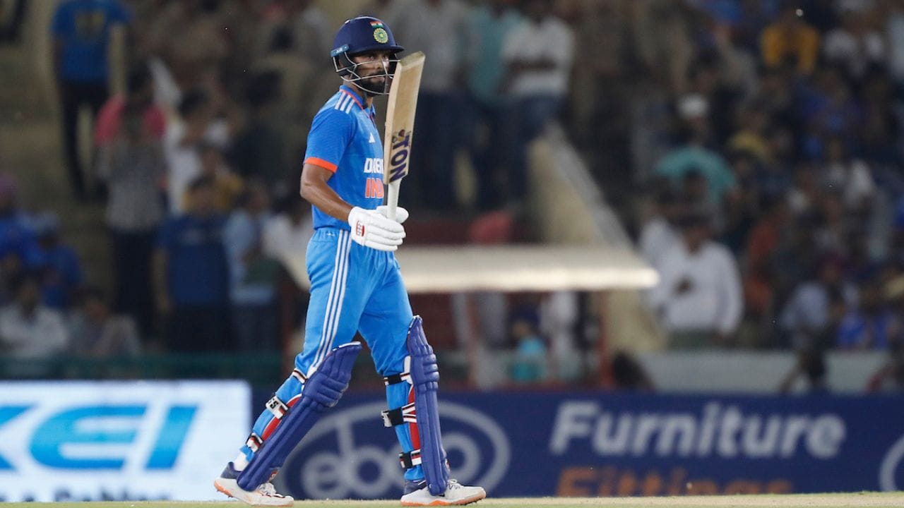 ઋતુરાજ ગાયકવાડને આજની મેચમાં ઓપન કરવાની તક મળી હતી અને ઋતુરાજે તેનો પૂરો ફાયદો ઉઠાવ્યો હતો. ધીમી શરૂઆત બાદ તેણે આકર્ષક શોટ ફટકાર્યા હતા. ઋતુરાજ 71 રન બનાવી આઉટ થયો હતો. 