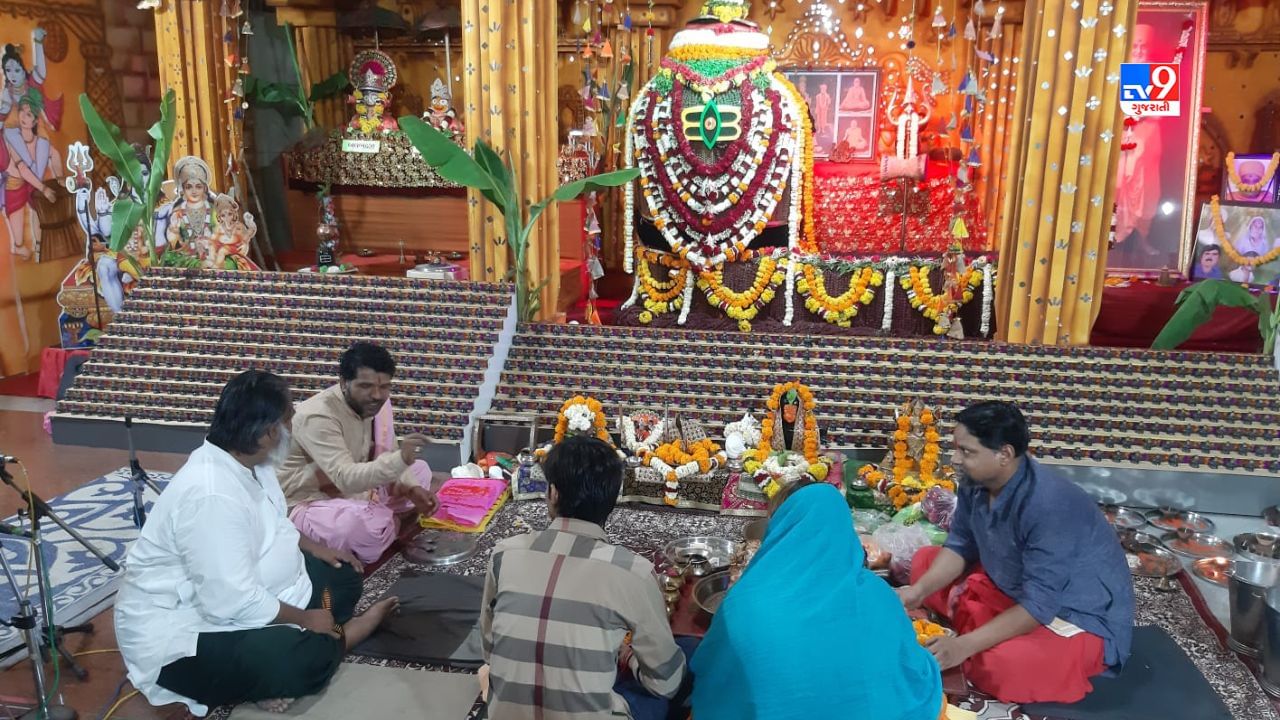 તો આ અલગ થીમને લઈને આસપાસ રહેતા લોકો શિવલિંગના દર્શન કરવા ઉમટયા હતા. દર્શનાર્થીઓ શિવલિંગના દર્શન સાથે પૂજા અર્ચના કરીને હવનમાં પણ ભાગ લઈ ધન્યતા અનુભવી.