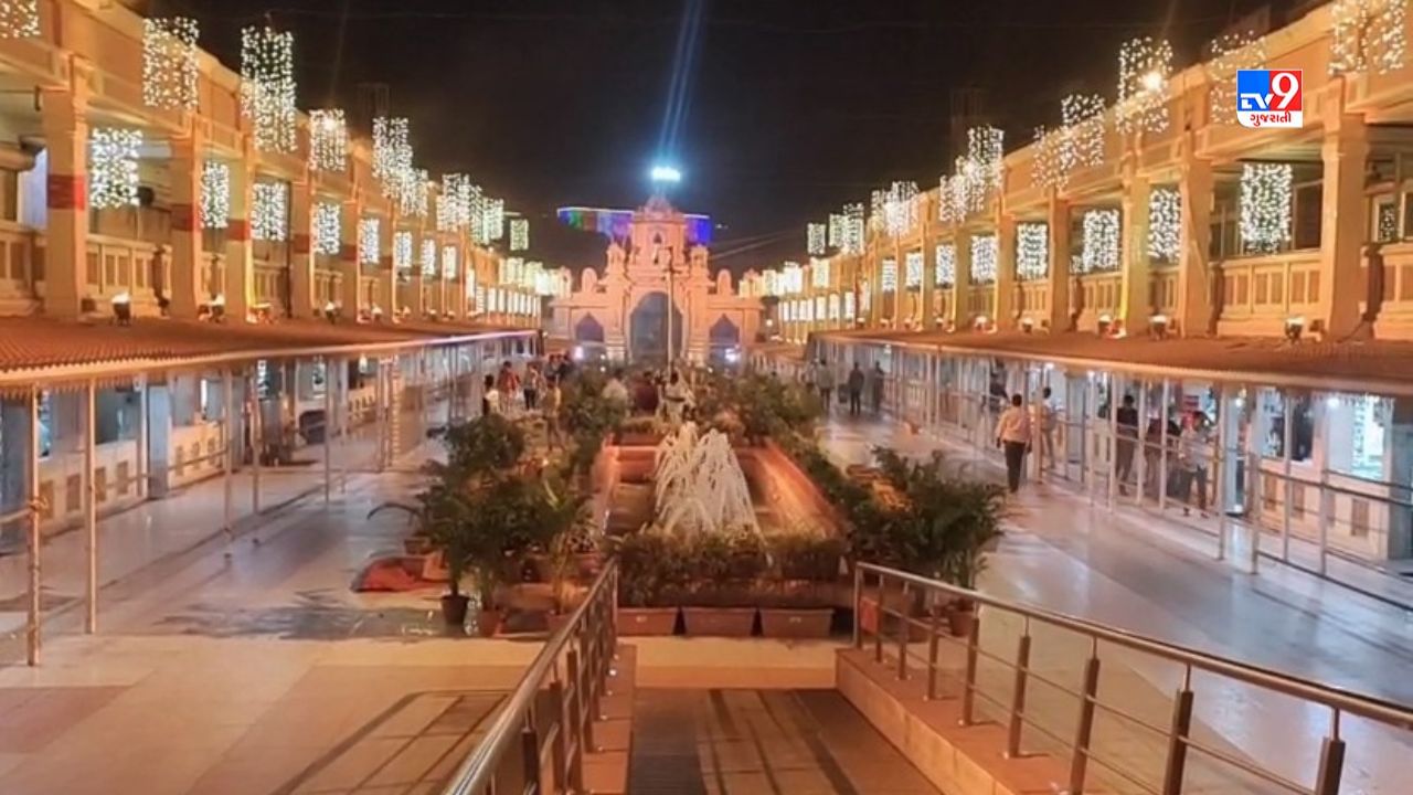  અંબાજી ધામને લાઈટિંગ કરીને સજાવવામાં આવ્યુ છે. અંબાજી મંદિર પણ લાઇટિંગથી જગમગી ઉઠ્યુ છે.
