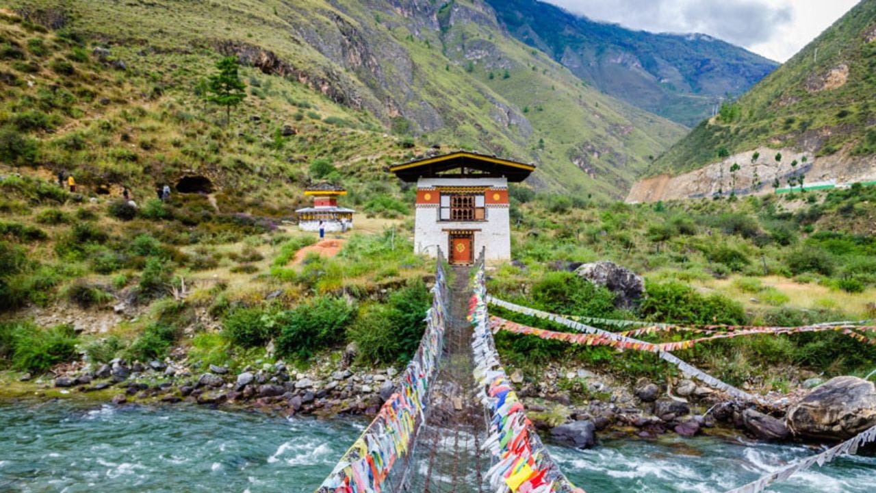 આ પેકેજમાં ભૂટાનના થિમ્પુ, પુનાખા અને પારો જેવા સ્થળોની મુલાકાત લેવાની તક મળશે. પેકેજની વિગતો અનુસાર દરરોજ નાસ્તો, લંચ અને ડિનર આપવમાં આવશે. આ પેકેજમાં કુલ 8 દિવસ અને 7 રાત્રિનો પ્રવાસ રહેશે. તેમાં ભૂટાનના ઘણા ઐતિહાસિક સ્થળો જોવાની તક મળશે. આ પેકેજમાં તમામ ટિકિટ પણ સામેલ છે.