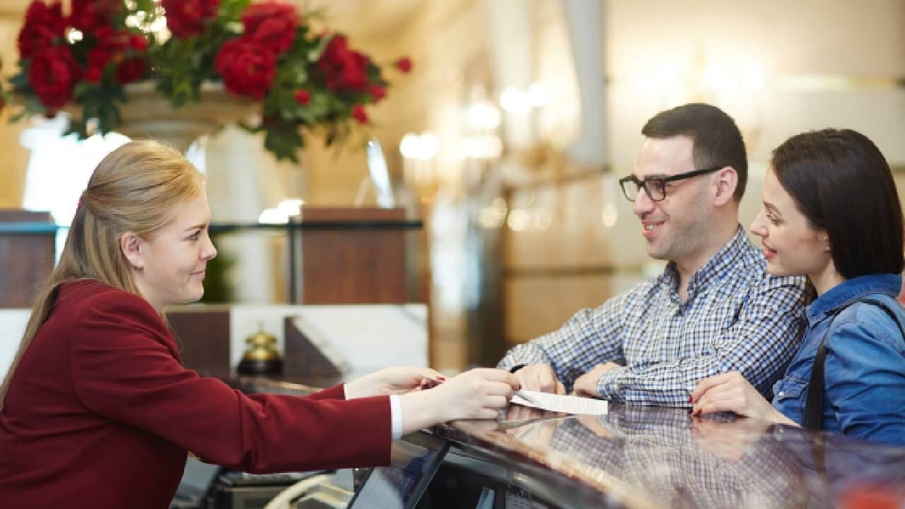 લિફ્ટની નજીક રૂમ: ઘણી વખત લોકો અજાણતામાં લિફ્ટની નજીક રૂમ બુક કરાવે છે. અહીં લોકોની સતત અવર-જવર રહે છે. તેનાથી તમે શાંતિથી રહી શકતા નથી. તેથી ભૂલથી પણ આ ભૂલ ન કરો.