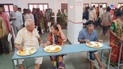 Vadodara: સરદાર સરોવરમાંથી છોડવામાં આવેલા પાણીના વિશાળ જથ્થાને કારણે નર્મદા નદીના પ્રવાહને ધ્યાને રાખી શનિવાર બપોરથી જ કલેક્ટર અતુલ ગોર દ્વારા NDRFની એક ટીમ અને SDRFની બે ટીમને સાબદી કરી દેવામાં આવી હતી. આ ઉપરાંત નાગરિકોને સ્થળાંતર કરવાની સંભવિત જરૂરિયાત ઉભી થાય એવા સંજોગોમાં એસટી બસોને પણ સંબંધિત તાલુકાના બસ-સ્ટેન્ડમાં તૈયાર રાખવામાં આવી હતી. નર્મદા નદીમાં પાણીનાં પ્રવાહને ધ્યાને રાખીને રાત્રીથી જ નદી કાંઠાના નીચાણવાળા ઘરોમાંથી લોકોને સલામત સ્થળે ખસેડવાની શરૂઆત કરી દેવામાં આવી હતી. શનિવારના રાત્રીના 10.30 વાગ્યા સુધીમાં 250 લોકોના એક જથ્થાને સલામત સ્થળે લઇ જવામાં આવ્યો હતો. પ્રાથમિક શાળાઓ કે આશ્રમોમાં આ લોકોને આશ્રય આપવામાં આવ્યો હતો.