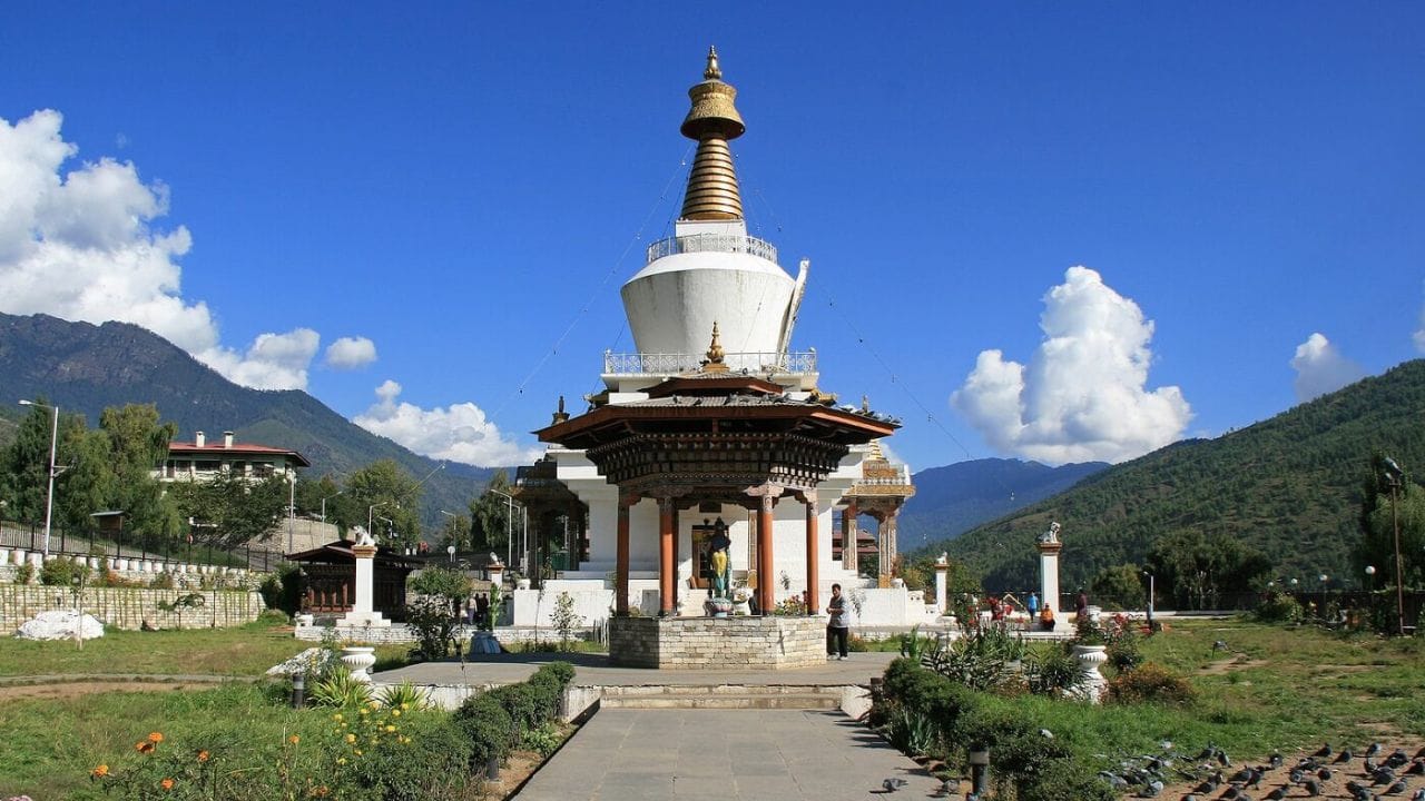 હિમાલયની ગોદમાં આવેલો ભૂટાન તેની પ્રાકૃતિક સુંદરતા માટે જાણીતો છે. જો તમે નવેમ્બર મહિનાની રજા દરમિયાન ફરવા જવાનું વિચારી રહ્યા છો, તો આ પેકેજ તમારા માટે બેસ્ટ રહી શકે છે. આ પેકેજ દ્વારા તમારે અગરતલા રેલવે સ્ટેશનથી કંચનજંગા એક્સપ્રેસ દ્વારા 3 AC માં ઓવર નાઈટ મુસાફરી કરવાની રહેશે અને સવારે કૂચબિહાર રેલવે સ્ટેશન પર ટ્રેન પહોંચશે. ત્યારબાદ ભૂટાનની ટુર શરૂ થશે.