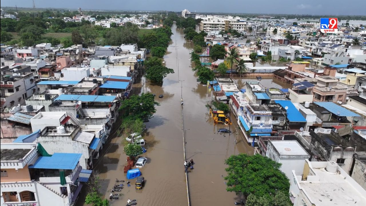 ગુજરાતમાં ભારે વરસાદની સ્થિતિ છે અને નર્મદા ડેમ પણ છલોછલ ભરાતા ડેમના દરવાજા ખોલી નર્મદા નદીમાં પાણી છોડવામાં આવ્યુ છે.ત્યારે નર્મદા નદીના પૂરના પાણી અંકલેશ્વર શહેરમાં ફરી વળ્યા છે.