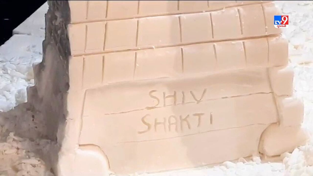 ગણેશજીની પ્રતિમા સાથે તેમજ શિવ શક્તિ પોઈન્ટ પણ દર્શાવ્યો છે. ગણેશજીની સ્વચ્છ ભારત અભિયાનથી પ્રેરિત થઇને આ પ્રકારની પ્રતિમાનું નિર્માણ કરાયું છે.