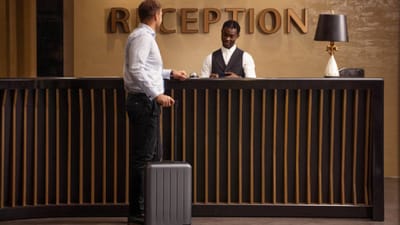 પ્રવાસીઓ આ દિવસોમાં ઘણા સ્માર્ટ બની ગયા છે. મોટાભાગના લોકો અગાઉથી બુકિંગ કરે છે, પરંતુ તેઓ રૂમ પસંદ કરતી વખતે ઘણી નાની ભૂલો કરે છે. જાણો તેના વિશે.