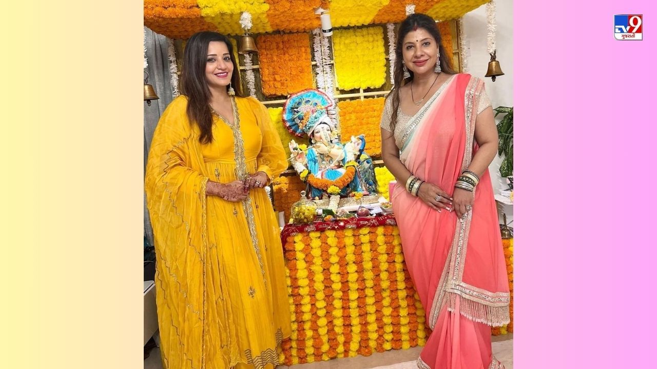 હિરોઈન મોનાલિસા અને સંભવના શેઠ પણ બંને બેસ્ટ ફ્રેન્ડ છે. સંભાવના તેના પતિ સાથે ગણપતિ સ્થાપના માટે મોનાલિસાના ઘરે પહોંચીને હાજરી આપી હતી. સંભાવના શેઠે પીચ રંગની સાડી પહેરી હતી અને તેમાં તે ખૂબ જ સુંદર લાગી રહી હતી. બંનેએ એકસાથે ક્લિક કરેલા ફોટોઝ મળ્યા હતા.