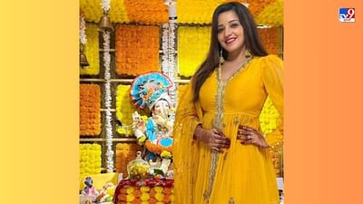 ગણેશ ચતુર્થી મુંબઈથી બિહાર એમ દેશના દરેક ભાગમાં ઉજવવામાં આવે છે. ભોજપુરી અભિનેત્રી મોનાલિસાએ પોતાના ઘરમાં ગણપતિની સ્થાપના કરી છે. તેમજ પૂજા અર્ચના કરી છે. મોનાલિસાએ આખા ઘરને પીળા ફૂલોથી શણગાર્યું હતું. મોનાલિસાએ યેલો કલરના ડ્રેસમાં પતિ વિક્રાંત સાથે પૂજા કરી હતી.