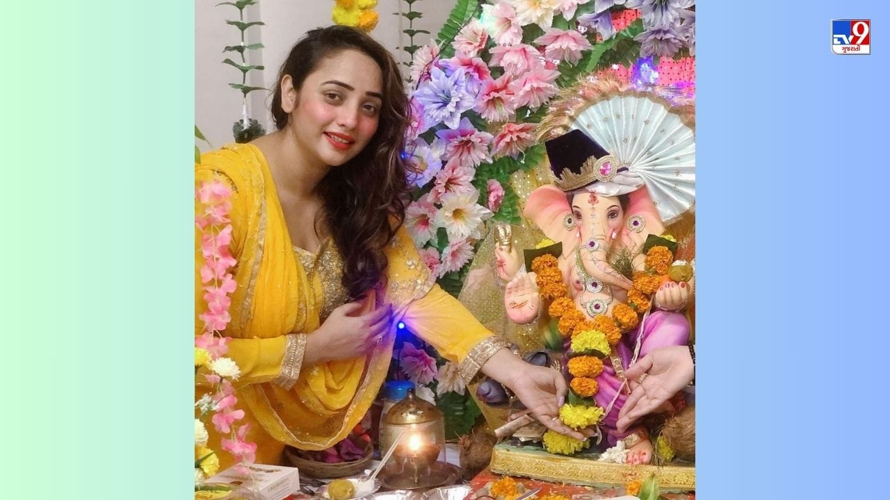 ભોજપુરી અભિનેત્રી રાની ચેટર્જીએ પણ આ વખતે બાપ્પાની પૂજા કરી હતી. પોતાની એક તસવીર શેર કરીને ફેન્સને પણ શુભેચ્છા આપી છે. અને લખ્યું કે, વિઘ્નહર્તા ભગવાન ગણપતિના આશીર્વાદ આપણા બધા પર રહે.