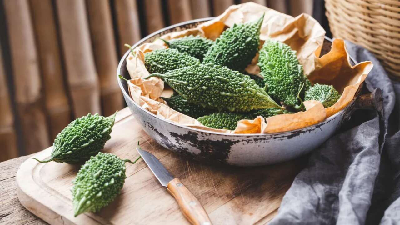 કારેલાનું સેવન લીવર માટે ખૂબ જ ફાયદાકારક માનવામાં આવે છે. કારણ કે કારેલા લીવરને ડિટોક્સ કરવાનું કામ કરે છે. તેના માટે રોજ એક કપ કારેલાના રસનું સેવન કરવું જોઈએ.