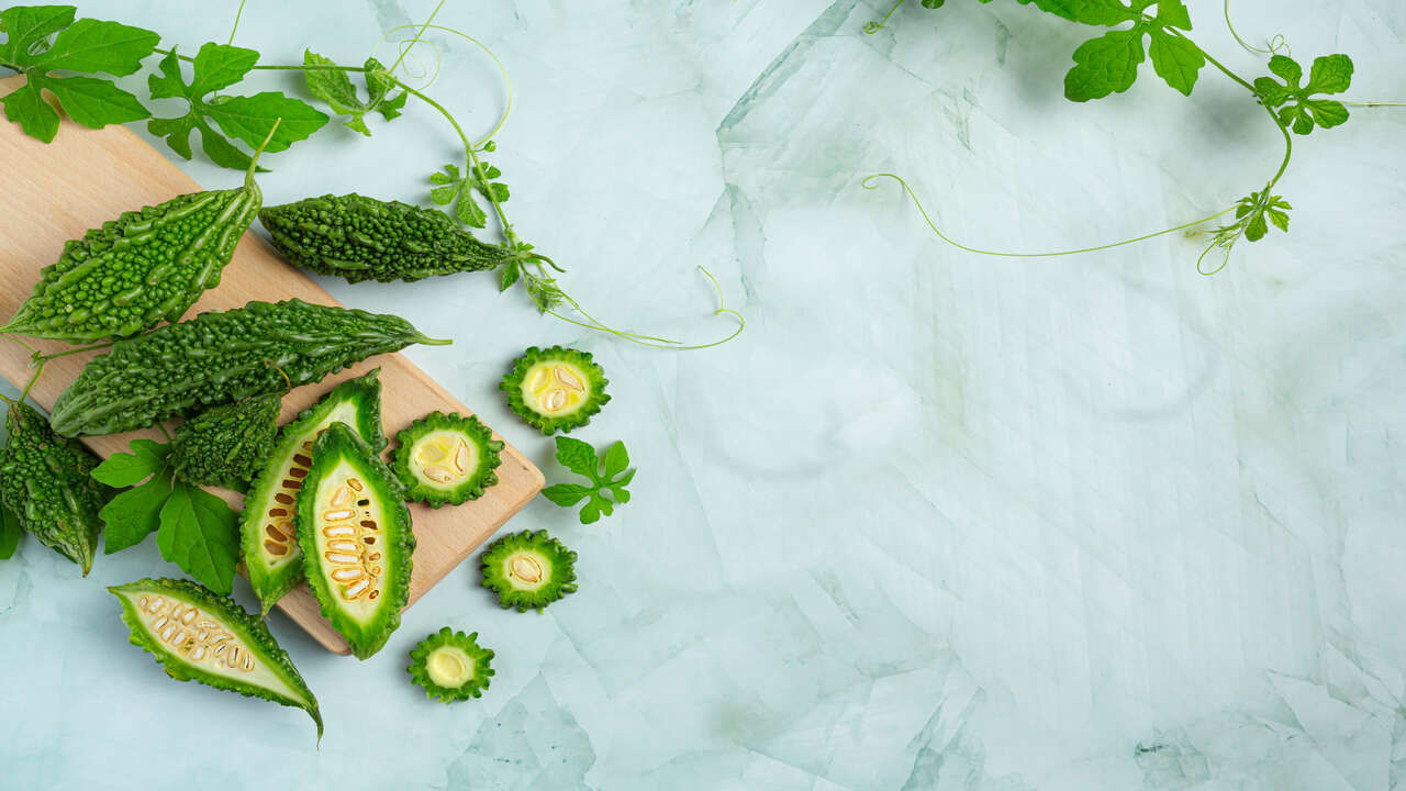 કારેલાનું સેવન પેટ માટે પણ ખૂબ જ ફાયદાકારક માનવામાં આવે છે. કારણ કે કારેલામાં ફાઈબર હોય છે. તેથી તેનું સેવન કરવાથી પાચનતંત્ર સ્વસ્થ રહે છે. આ ઉપરાંત કબજિયાતની ફરિયાદ પણ દૂર થાય છે.