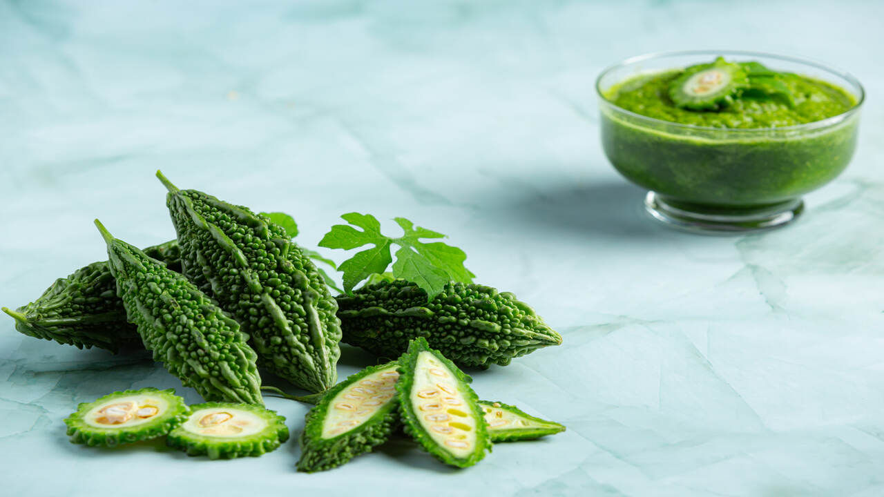 કારેલાનું સેવન ત્વચા માટે ખૂબ જ ફાયદાકારક માનવામાં આવે છે. કારણ કે કારેલામાં વિટામિન સી હોય છે. તેથી, તેનું સેવન કરવાથી ત્વચા સંબંધિત ઘણી સમસ્યાઓથી રાહત મળે છે.