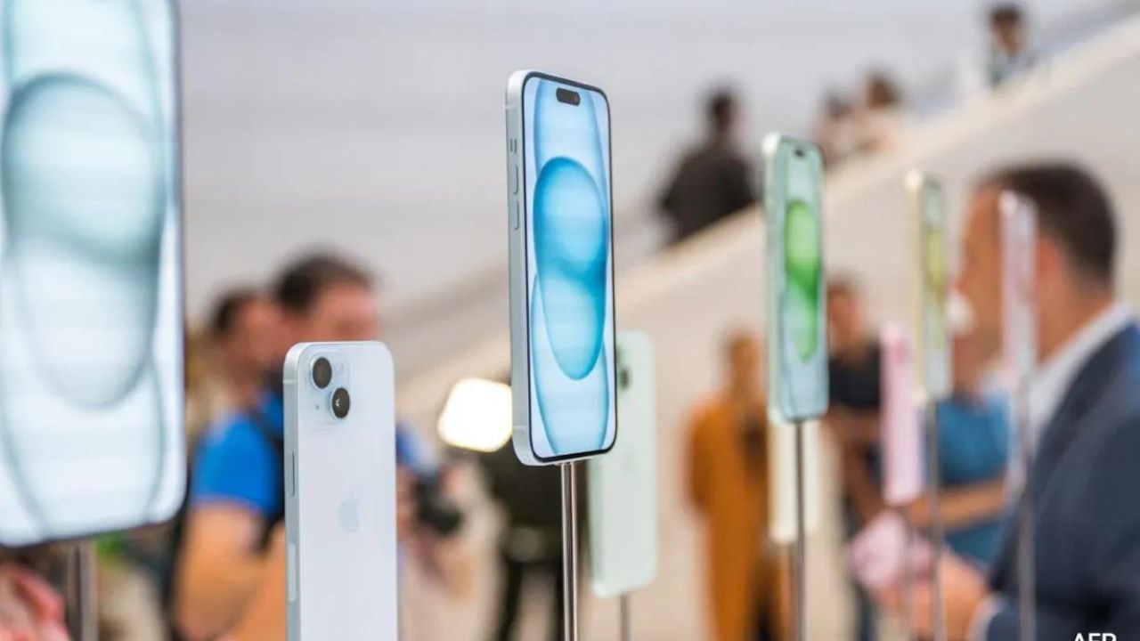 ડાયનેમિક આઇલેન્ડ નામનું આ ફીચર, આઇફોન પર નવા પીલ આકારના વિસ્તારમાં કેમેરા હાર્ડવેર ધરાવે છે. આ ઉપરાંત, તે ઘણા મુખ્ય આઇફોન નો ટિફિકેશન માટે કદ પણ બદલી શકે છે. તે ચેતવણીઓ અને સૂચનાઓ બતાવવા માટે આકાર અને કદ બદલી શકે છે.