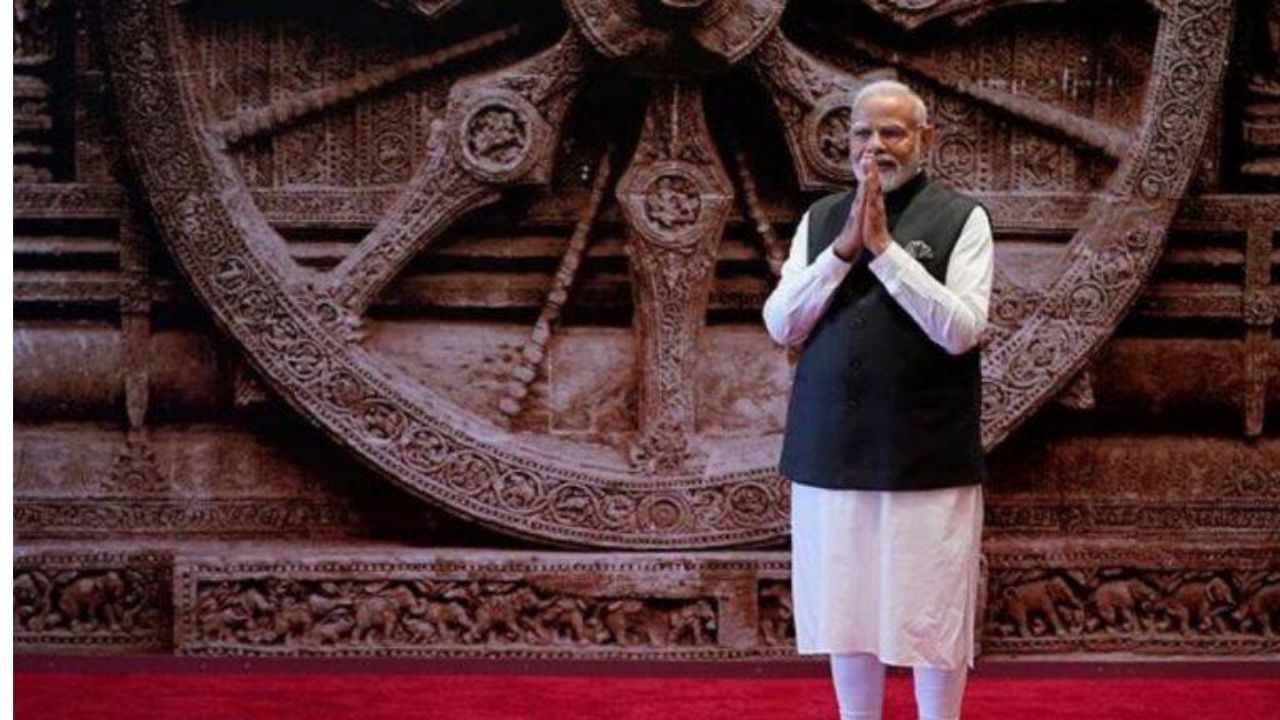 ભારત મંડપમ કોણાર્ક વ્હીલથી સુશોભિત બન્યું- જ્યાં પીએમ મોદી વિદેશી નેતાઓ સાથે ફોટોગ્રાફ્સ માટે પોઝ આપી રહ્યા હતા, ત્યાં બેકગ્રાઉન્ડમાં એક મોટું ચક્ર જોઈ શકાય છે, જે ઓડિશાનું કોણાર્ક ચક્ર છે. G-20 સમિટમાં આને દર્શાવવાના ઘણા મહત્વના અર્થ છે. કોણાર્ક ચક્રનું નિર્માણ 13મી સદીમાં રાજા નરસિંહદેવ-1ના શાસન દરમિયાન થયું હતું. ભારતના રાષ્ટ્રધ્વજમાં 24 આરા વાળું જે ચક્ર દર્શાવવામાં આવ્યું છે તે આ જ કોણાર્ક ચક્ર છે . કોણાર્ક ચક્ર કાલચક્ર સાથે સમય, પ્રગતિ અને સતત પરિવર્તનની સતત વિસ્તરતી હિલચાલનું પ્રતીક છે.