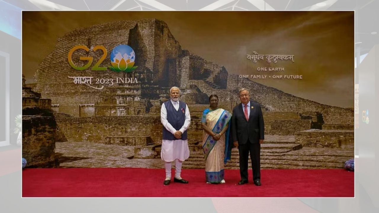 G20 નેતાઓએ નાલંદા યુનિવર્સિટીમાં પરિચય કરાવ્યો- શનિવારે સાંજે રાષ્ટ્રપતિ દ્રૌપદી મુર્મુએ મહેમાનોનું સ્વાગત કરવા માટે ડિનરનું આયોજન કર્યું હતું. આ દરમિયાન જ્યારે રાષ્ટ્રપતિ દ્રૌપદી મુર્મુ અને પીએમ મોદી મહેમાનોનું સ્વાગત કરી રહ્યા હતા ત્યારે તેમની પાછળની એક ખાસ તસવીરે લોકોનું ધ્યાન ખેંચ્યું હતું. આ તસવીર નાલંદા યુનિવર્સિટીની હતી. નાલંદા વિશ્વવિદ્યાલય વિશ્વની પ્રારંભિક આંતરરાષ્ટ્રીય યુનિવર્સિટીઓમાંની એક હતી, જે ભારતના ભવ્ય ભૂતકાળનું ઉદાહરણ છે. બિહારના નાલંદામાં આવેલી આ યુનિવર્સિટીમાં આઠમીથી 12મી સદી સુધી દુનિયાભરમાંથી લોકો આવતા હતા. તે સમયે આ યુનિવર્સિટી જ્ઞાનના ઉત્તમ કેન્દ્રોમાંનું એક હતું.