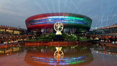 G20 સમિટને કારણે દેશની રાજધાની દિલ્હીને દુલ્હનની જેમ સજાવવામાં આવી રહી છે. ભારતના સમૃદ્ધ ઇતિહાસ અને સંસ્કૃતિને દર્શાવવા માટે G20 કોન્ફરન્સના સ્થળની બહાર નટરાજની 27 ફૂટ ઊંચી પ્રતિમા સ્થાપિત કરવામાં આવી છે.