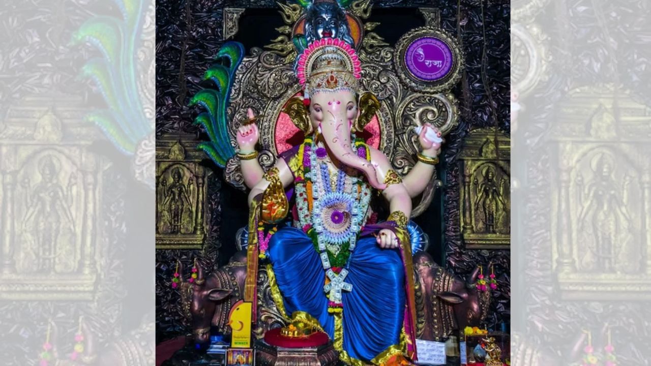 Ganesh Chaturthi 2023: ગણેશ ચતુર્થીનો તહેવાર થોડા દિવસોમાં ઉજવવામાં આવે છે. લોકો ગણેશોત્સવની આતુરતાથી રાહ જોતા હોય છે. 10 દિવસીય ગણેશ ચતુર્થી ઉત્સવ 19 સપ્ટેમ્બરથી શરૂ થઈ રહ્યો છે. તો આ લેખમાં અમે તમને જણાવીએ કે ભારતના વિવિધ રાજ્યોમાં ગણેશ ચતુર્થી કેવી રીતે અલગ-અલગ રીતે ઉજવવામાં આવે છે.
