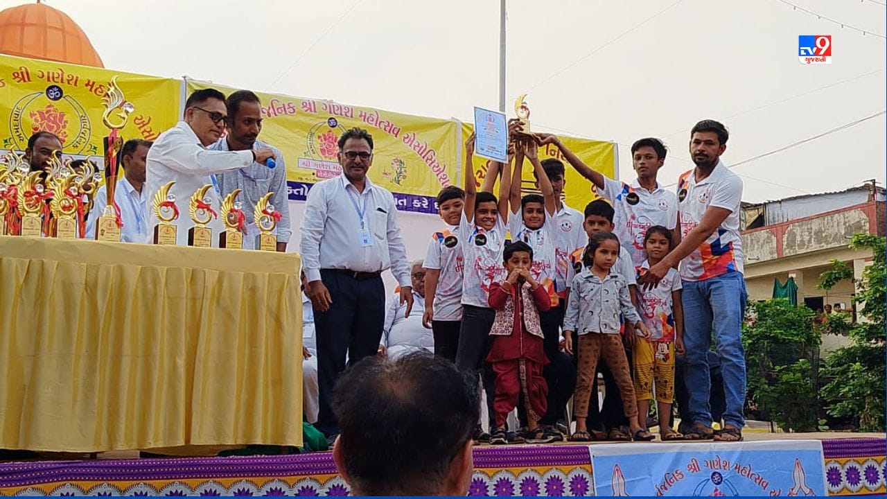 ગણેશ પર્વનો આજે છેલ્લો દિવસ છે તે પહેલાં ઓઢવમાં રત્નમાલા સોસાયટી ખાતે કાર્યક્રમ યોજી વિવિધ મંડળોને સન્માનિત કરવામાં આવ્યા. જ્યાં ઉસ્માનપુરાના કર્ણાવતી કા રાજાને સૌથી મોટો એવોર્ડ લોકમાન્ય તિલક ટ્રોફી આપવામાં આવી. તેમજ મેમનગરના ગુરુકુળના રાજા, વસ્ત્રાલના વસ્ત્રાલ કા રાજા, પ્રેમ દરવાજાના ગણેશ, સરસપુર નાની વાસણ શેરીના ગણેશ અને ખોખરાના એક ગણેશ ને પાંચ શ્રેષ્ઠ મૂર્તિના એવોર્ડ અપાયા.