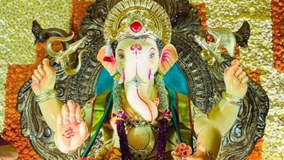 ગણેશ ઉત્સવમાં સુરતમાં એક અંદાજ મુજબ નાની મોટી 80 હજાર મૂર્તિઓની સ્થાપના થશે. ત્યારે માર્કેટમાં ફૂલોની ડિમાન્ડ પણ વધી છે.