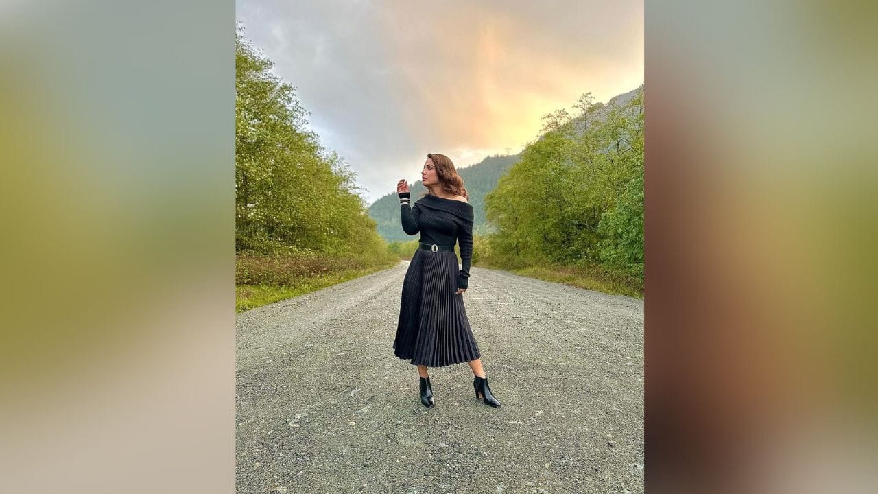 હિનાના ફેન્સ આ ગ્લેમરસ ફોટાને ખૂબ પસંદ કરી રહ્યા છે. (Image: Instagram)