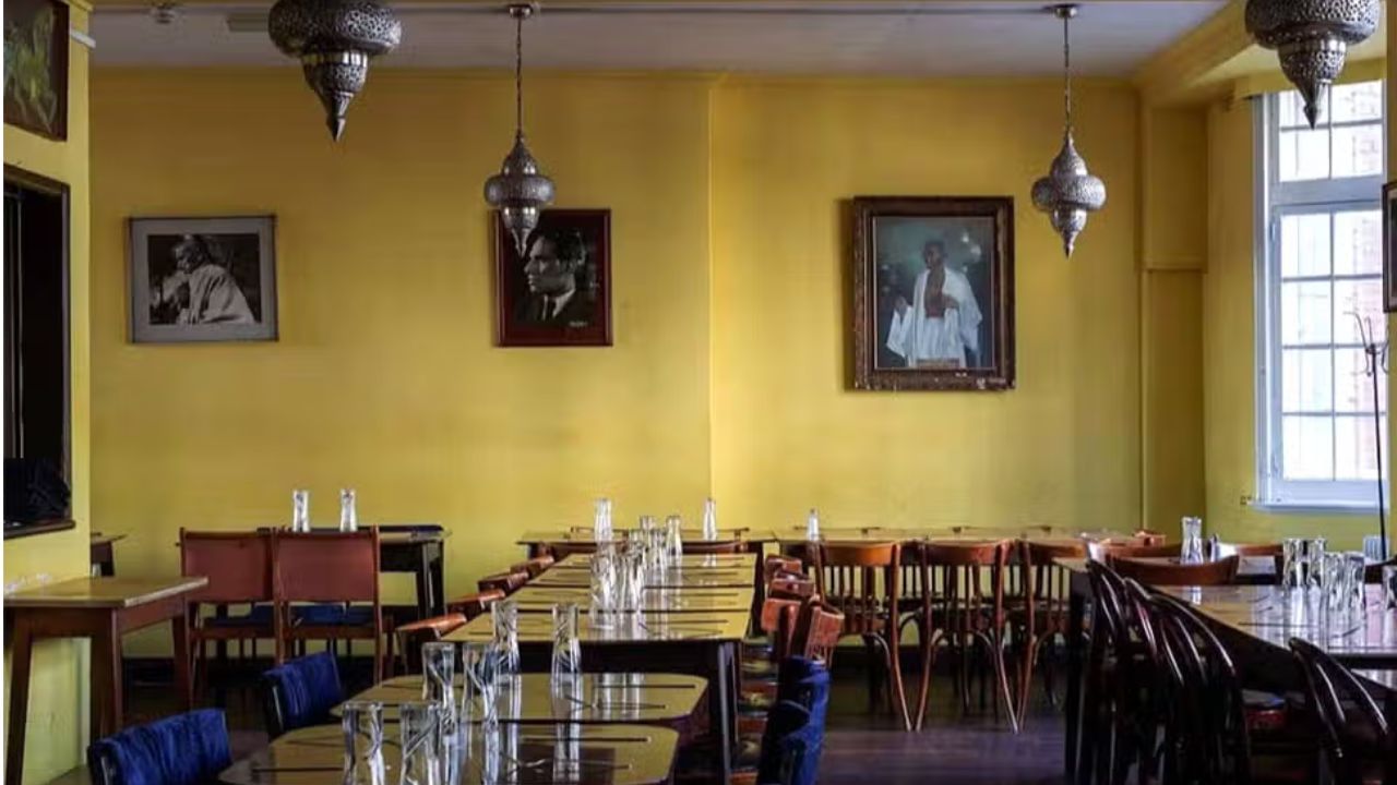 પારસી મૂળના યાદગાર માર્કર તેમની પત્ની ફ્રેની અને પુત્રી ફિરોઝા સાથે આ રેસ્ટોરન્ટ ચલાવે છે. તેમણે 1997માં આ રેસ્ટોરન્ટના માલિકી હક્કો મેળવ્યા હતા.